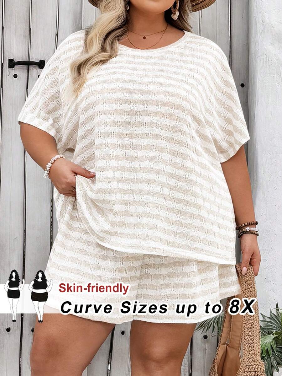SHEIN CURVE+ 大码女士夏季休闲条纹针织宽松两件套,T 恤和短裤,适合夏季、旅行、度假和休闲穿着,Curve Plus,波西米亚风度假海滩装,女士/海滩/海滩度假装/海滩必需品/毕业典礼/茶会 - 杏色 - 查看 1