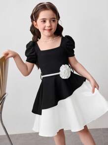 Vestido midi de niña con mangas abullonadas, bloque de color blanco y negro, bajo asimétrico y decoración de flores 3D. Adecuado para uso diario, reuniones familiares y ocasiones especiales