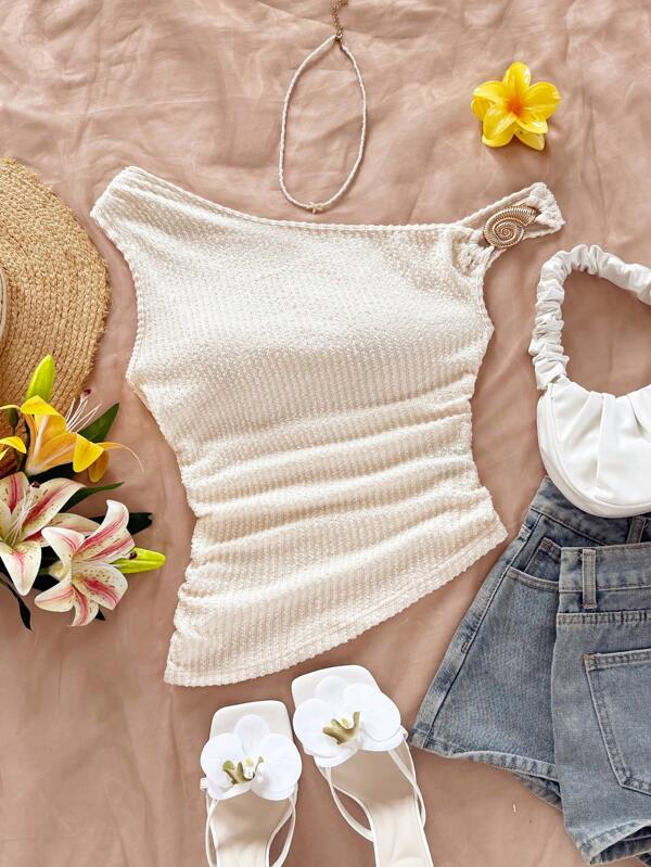 Soleia Top asymétrique avec volant, décoration de coquillage métallique, épaule unique, tricot texturé abricot, pour les vacances