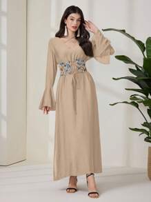 Al Najma 女士优雅蝴蝶刺绣交叉喇叭袖连衣裙 - 杏色 - 查看 4