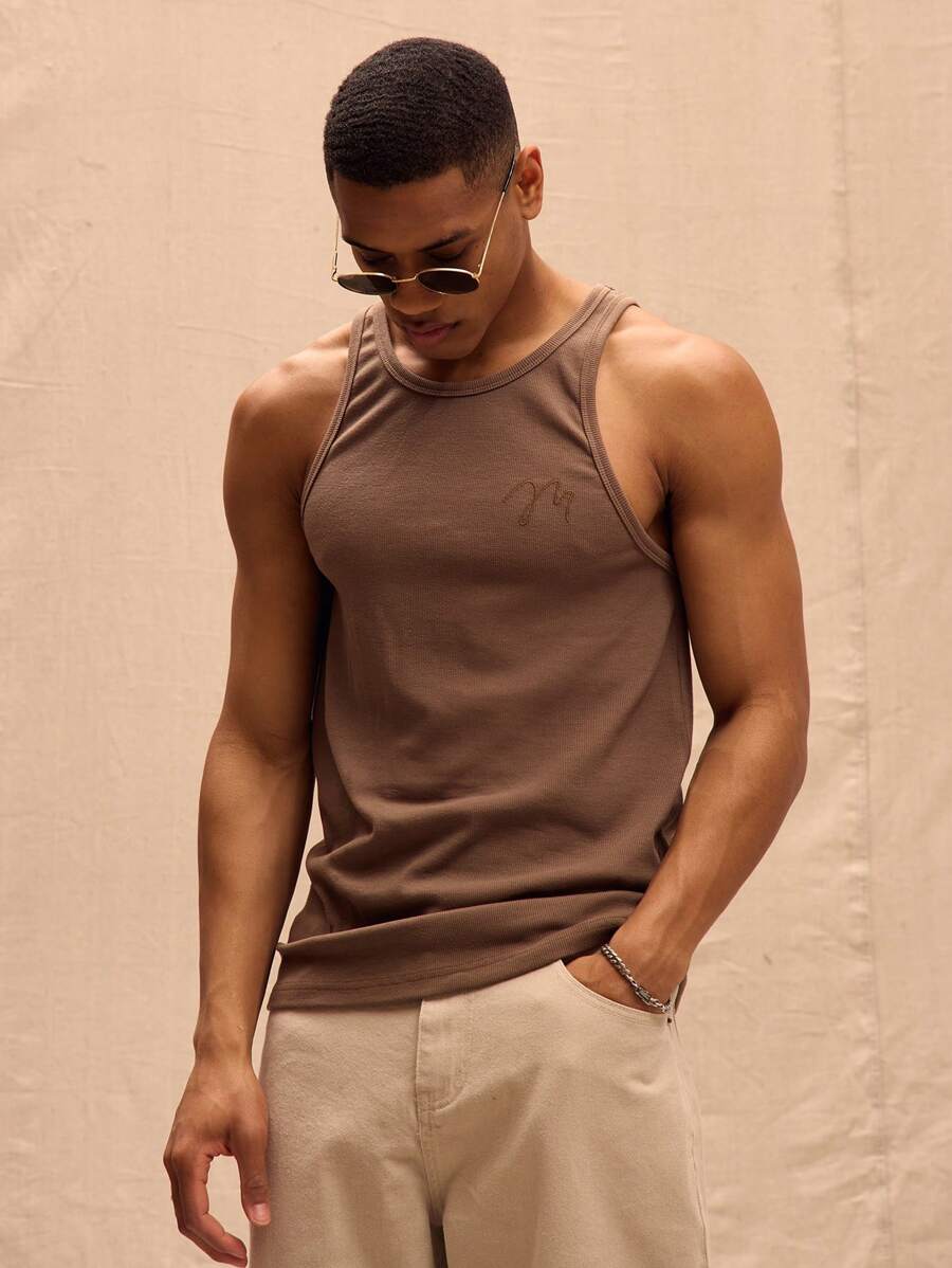 Musero 罗纹修身刺绣“M”无袖背心，春夏度假复活节街头风 - 棕色 - 查看 1