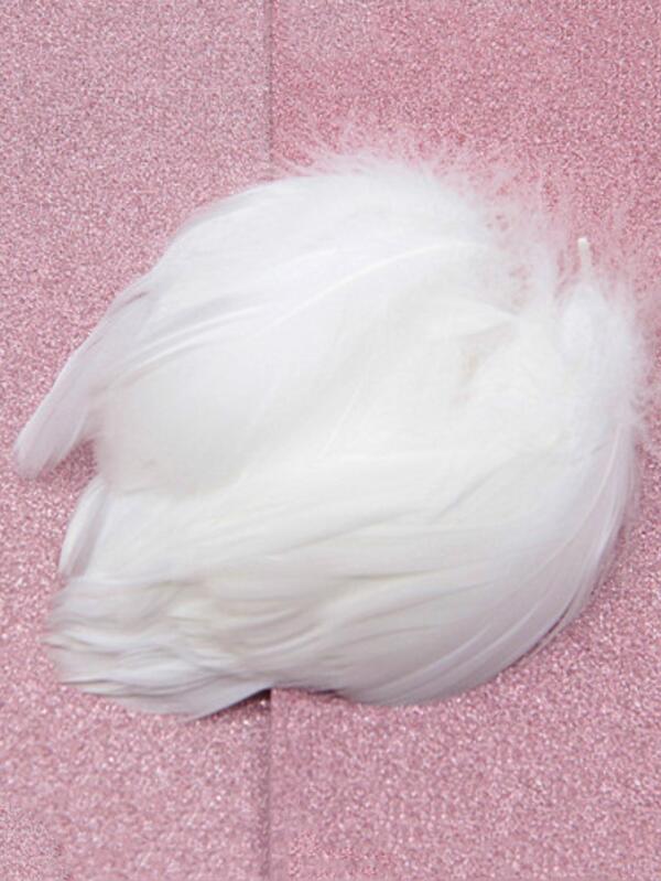 Aproximadamente 100 piezas de plumas blancas de imitación