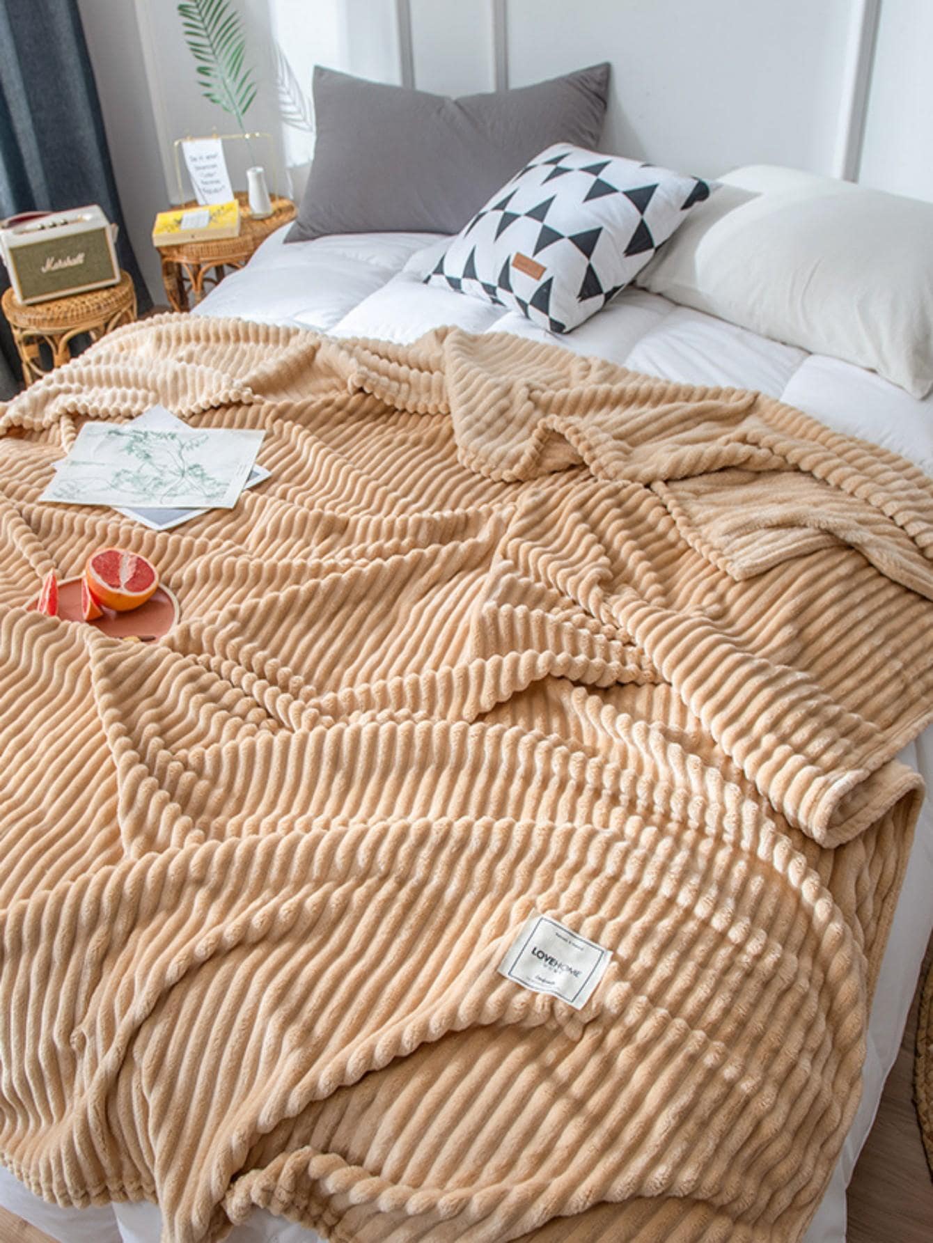 1入組字母拼貼裝飾毯極簡主義絨布床毯四季皆宜 - 駝色 - 查看 1