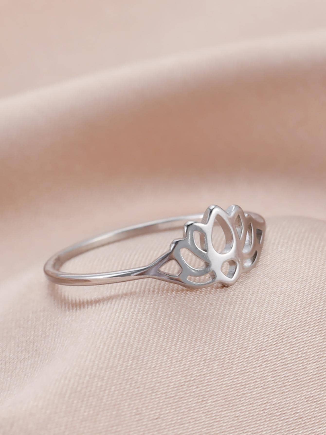 蓮花設計鏤空戒指 - 銀色 - 查看 1