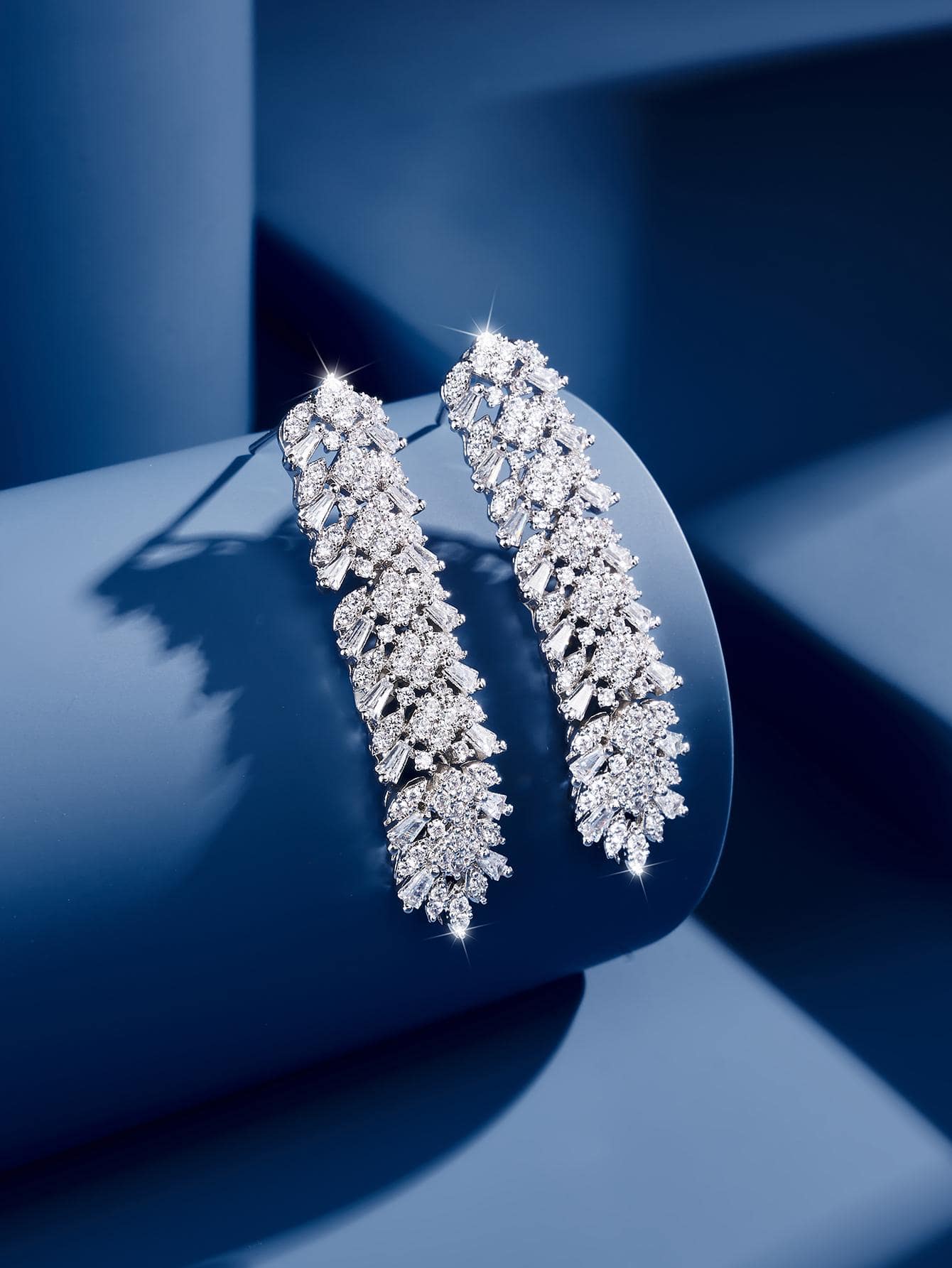 DV JEWELRY 一对铂金镀层立方氧化锆奢华吊坠耳环，优雅珠宝礼品，适合女士佩戴，适用于约会、婚礼、派对、周年纪念等场合，附赠礼盒 - 銀色 - 查看 1