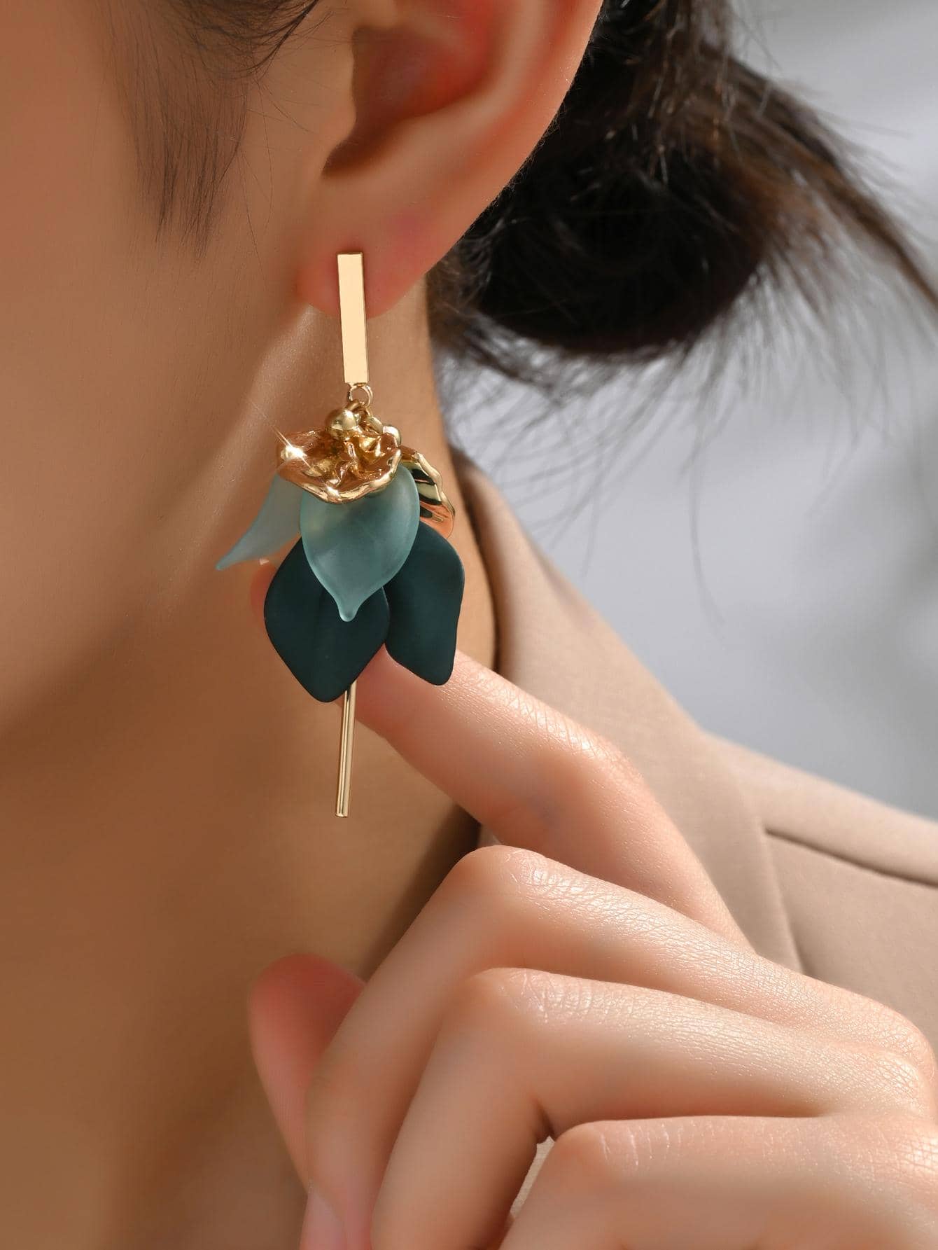 1 对女士叶花瓣设计金色长耳环 - 綠色 - 查看 1