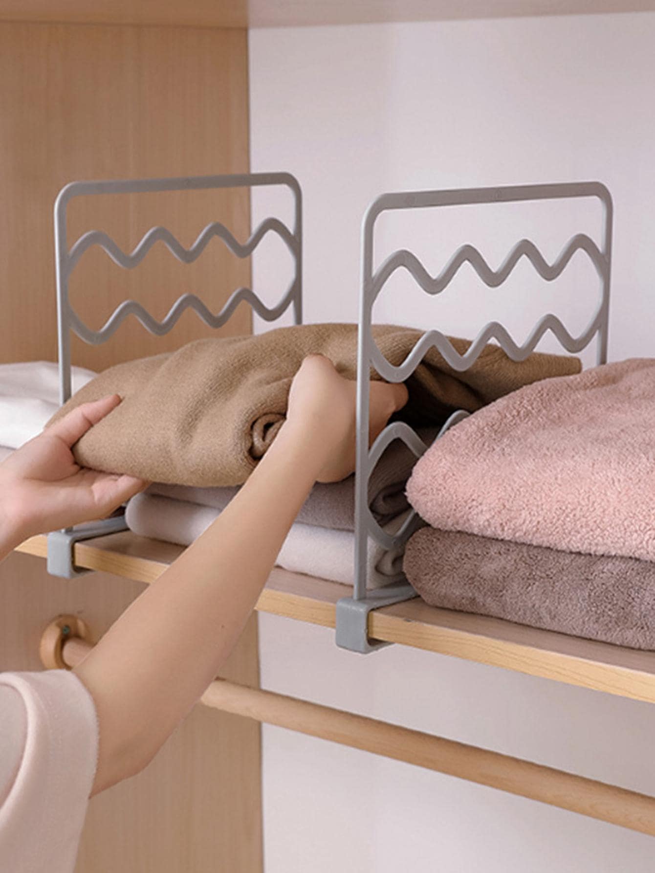 1pc PP Clothes Divider, Minimalist Plain Clothes Divider For Home - Light Grey - View 1