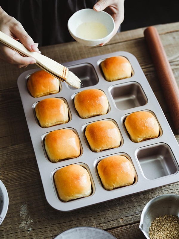 قالب خبز مربع غير لاصق للكعكة قطعة واحدة ، 12 قطعة قالب كعكة مربعة ذهبية اللون، قالب الكعك والفطائر المسطحة المربعة وقلاية الفطائر، صانع الكعك والفطائر المغطاة ، قالب الكعك ب- 12 ثقباً للفطائر المغطاة، قالب مربع للبودينج ، قالب الحلوى تيراميسو ، أداة فرن المطبخ لصنع مجموعة متنوعة من المخبوزات على شكل مربع