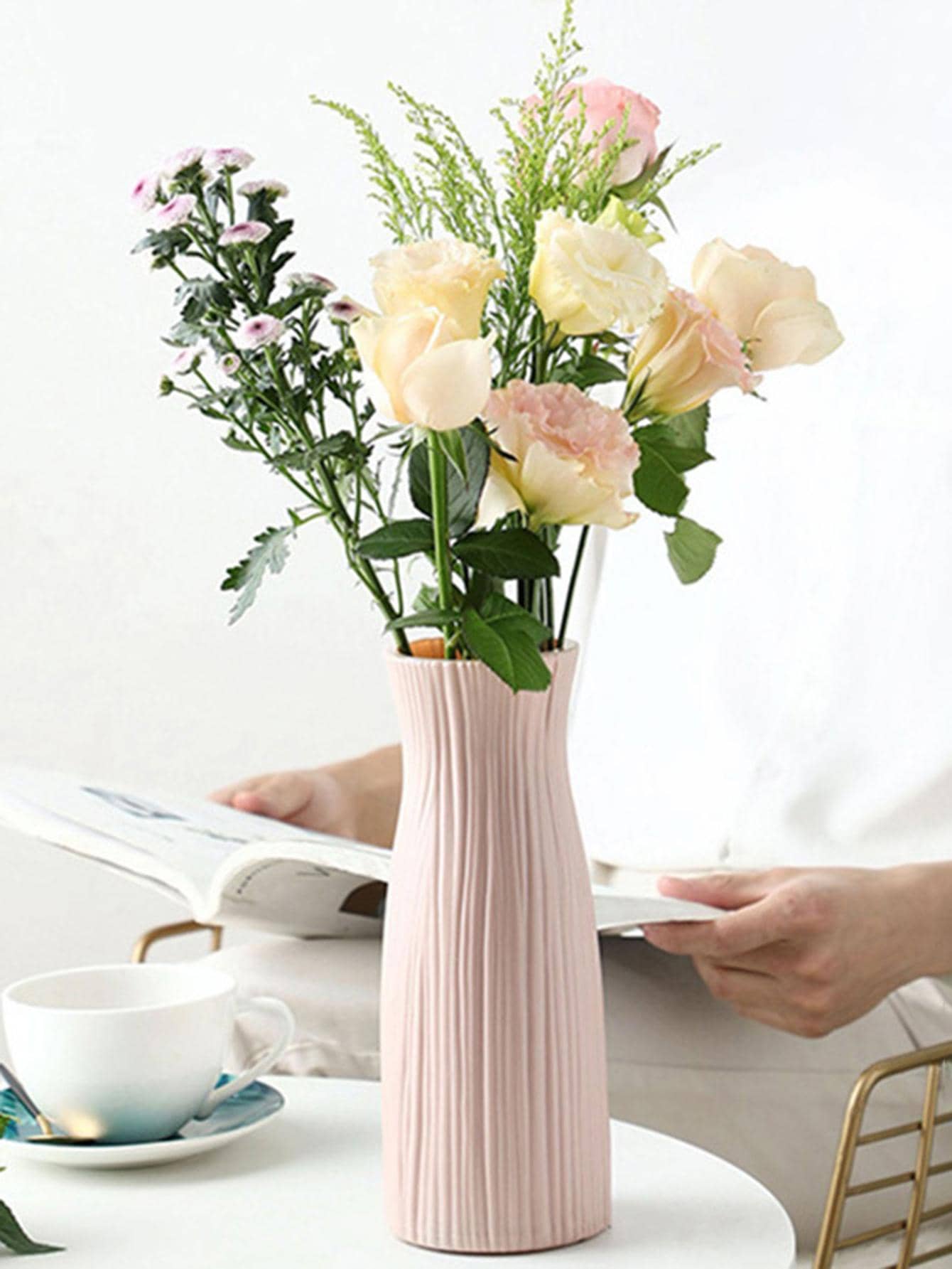 1pc Modern Minimalist Plastic Ceramic-Like Vase With Tall Pampas Grass, Farmhouse Boho White Wavy Textured Cylindrical Vase, Artificial Floral Decor, Home Centerpiece For Living Room, Wedding, Office