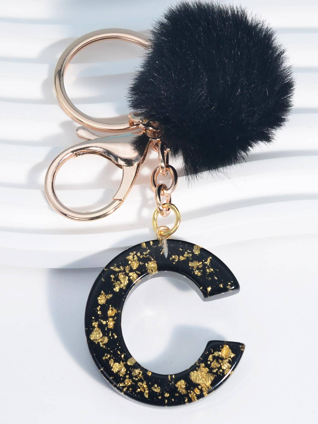 小絨球和字母墜飾鑰匙圈 - 彩色 - 查看 1