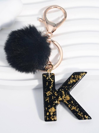 小絨球和字母墜飾鑰匙圈