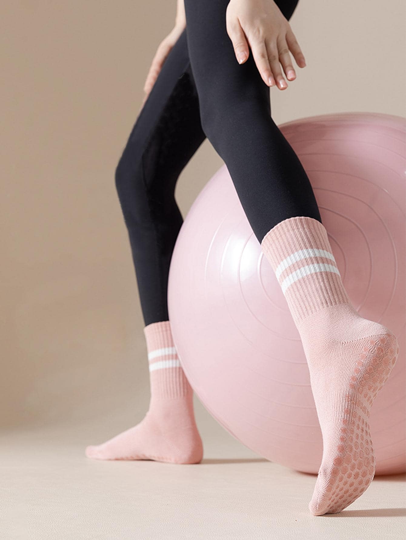 1pair Women Striped Print Anti-slip Casual Sports Socks For Daily Life