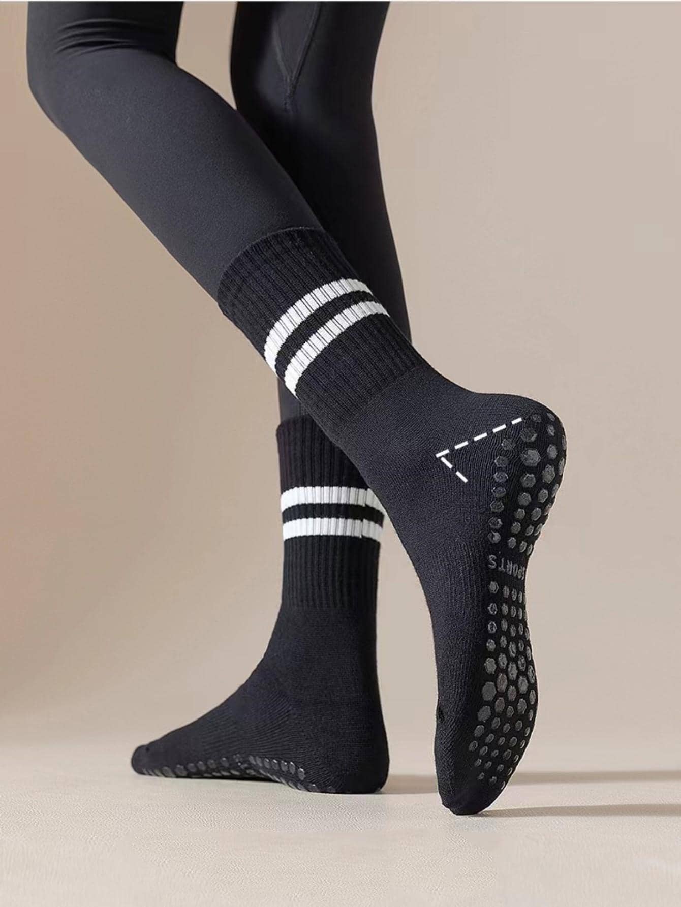 1 Đôi Vớ Thể Thao Thời Trang Chống Trơn Trượt Cho Nữ Họa Tiết Sọc Dành Cho Cuộc Sống Hàng Ngày - màu đen - Xem 1