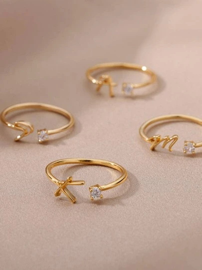 1 件铜和立方氧化锆简约可调节开口戒指，带 26 个英文字母装饰