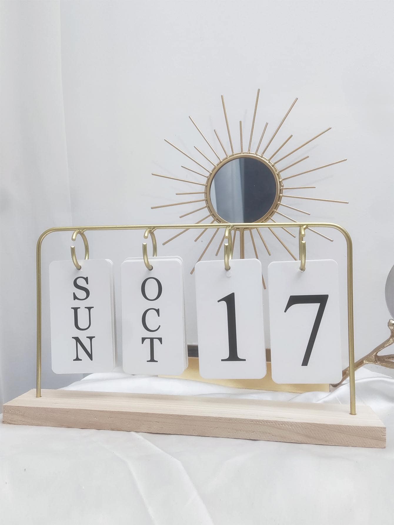 1 件木质金色金属框翻页日历，简约的 Ins 风格 - 金色 - 查看 1
