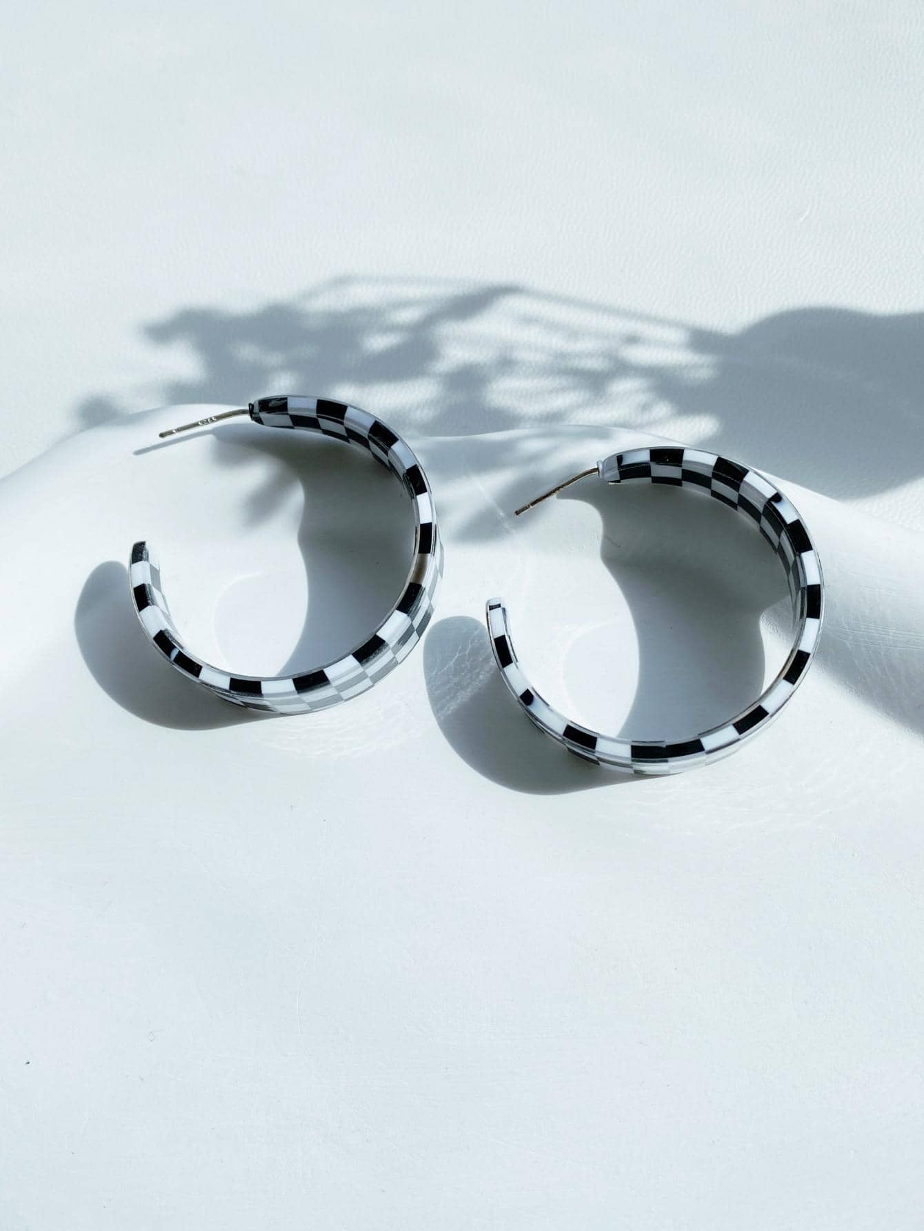 方格圖案開口耳環 - 黑與白 - 查看 1