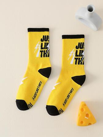 1雙男士字母圖案吸汗休閒圓襪適合日常生活