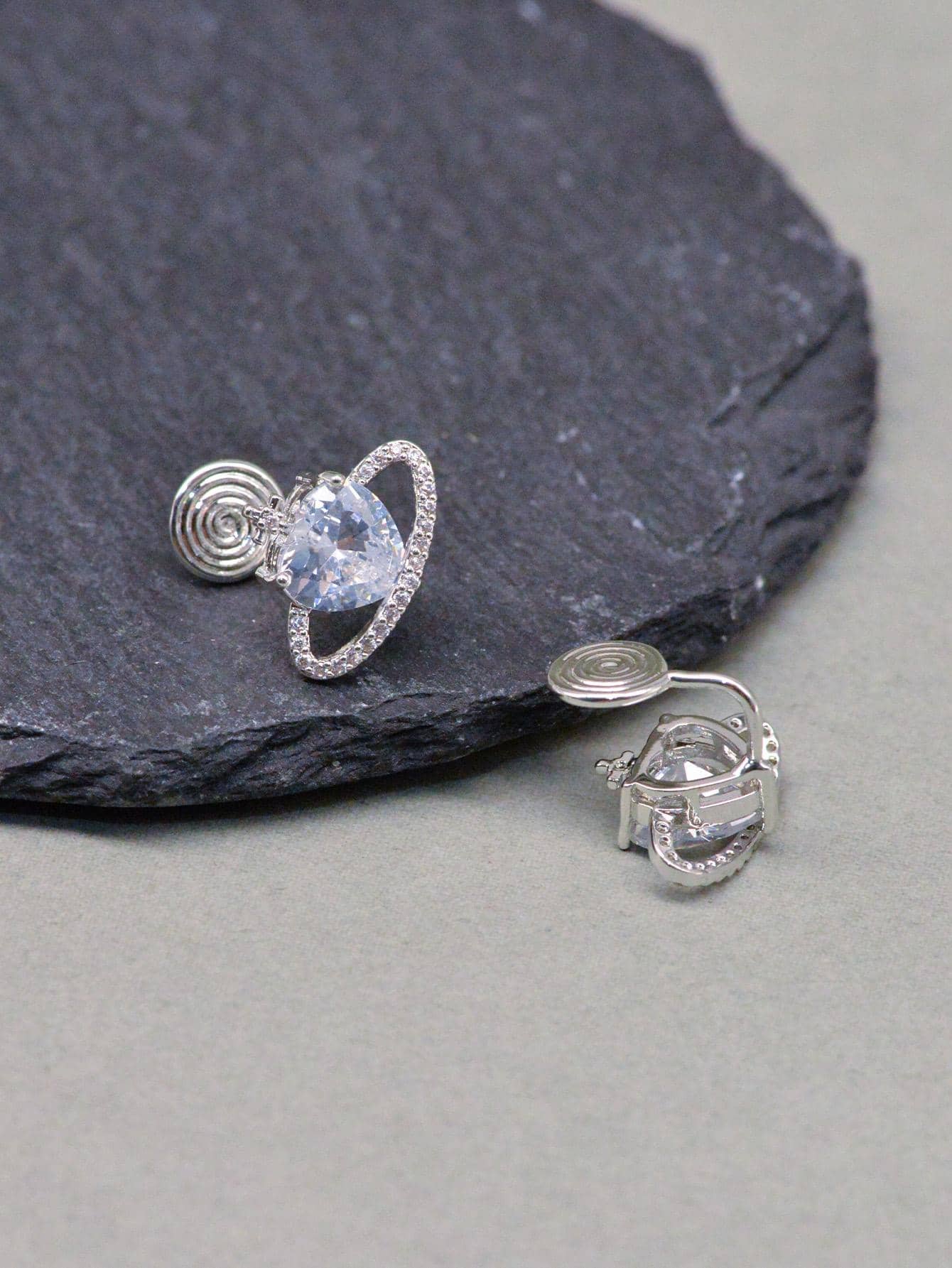 Cuff de oreja zirconia cúbica con diseño de planeta