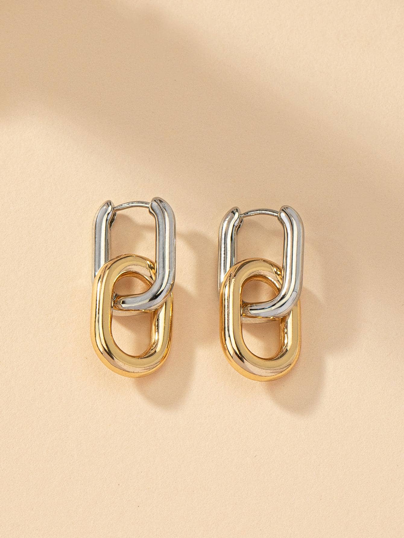 1 对简约几何耳环，金色和铂金混合色环，佩戴后后针可能会倾斜，可以用手轻轻调整，正常佩戴 - 淺灰色 - 查看 1