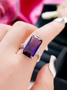 1枚优雅紫色立方氧化锆戒指，女士款式，适合婚礼、订婚、周年纪念、派对、情人节及其他场合。