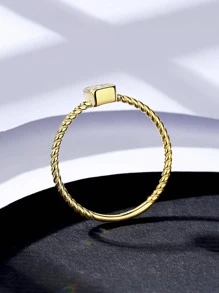 1 nhẫn bạc hình vuông đơn giản và thời trang với cấu trúc gợn sóng và đá khối lấp lánh nhiều mặt cắt, lý tưởng để đeo hàng ngày hoặc lễ hội cho phụ nữ - Vàng - Xem 5