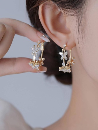 2 piezas Pendientes de aro con diamante de imitación con diseño de mariposa