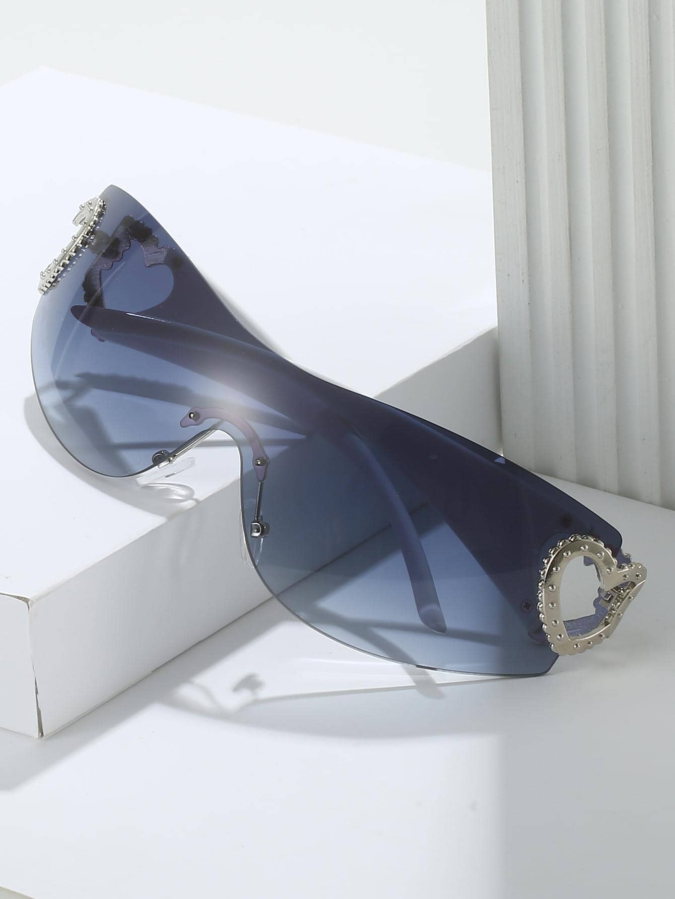 1 件男女通用无框一体式 Y2K 别致心形复古街头风格简约时尚眼镜，海滩度假