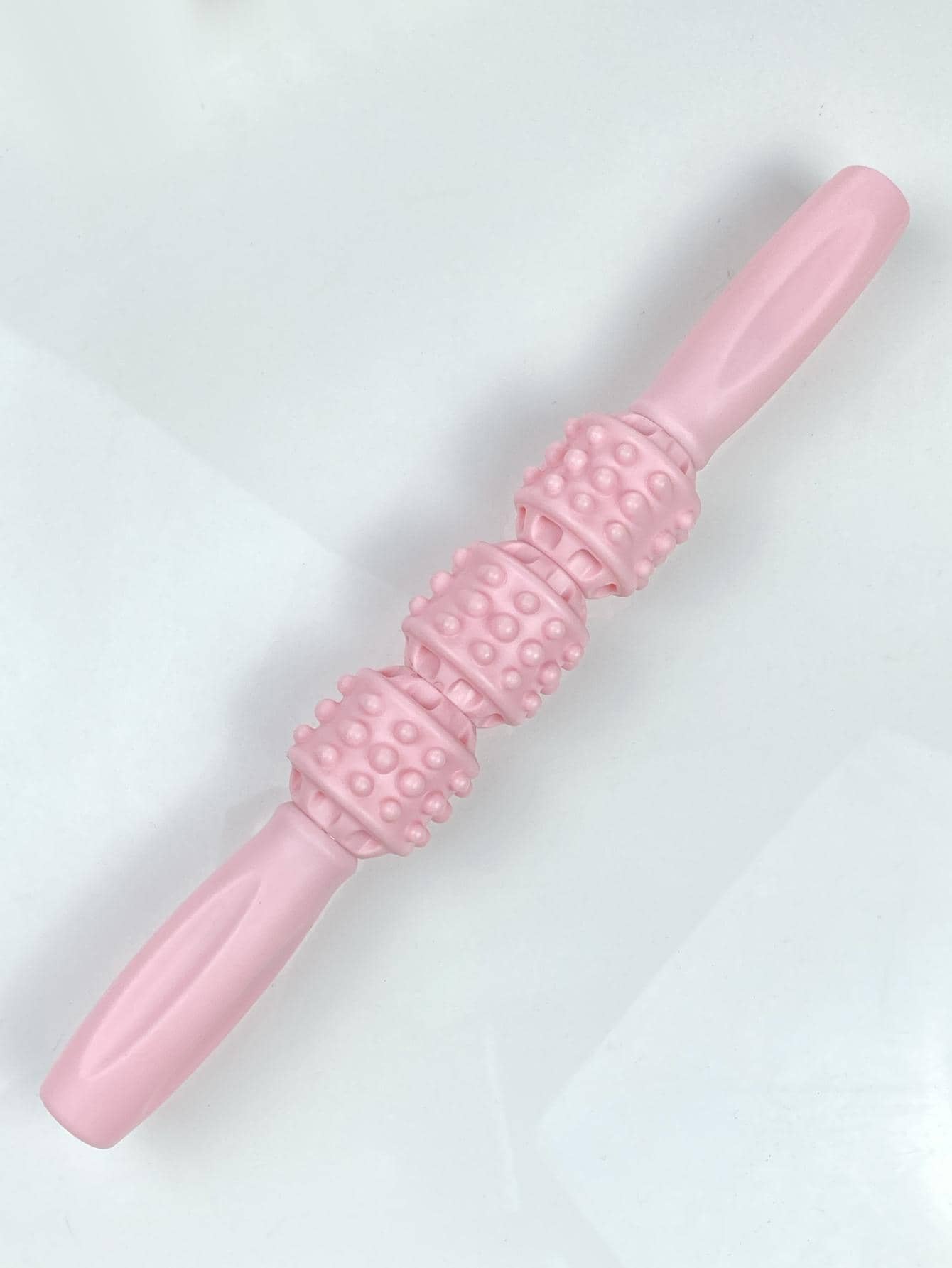 الرولر العضلي للوجه - جهاز مساج السيلوليت - رولر الفاسيا للسيلوليت والعضلات المؤلمة - أدوات عصا تدليك أنسجة عميقة لأعلى الرقبة، الساق، الظهر والجسم- نسخة بآلة مساج بثلاث كرات - وردي - مشاهدة 4