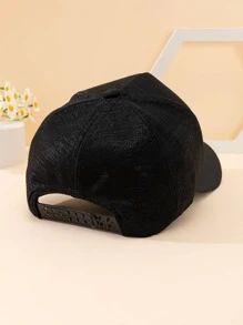 戒指和鍊條裝飾的棒球帽街頭風格