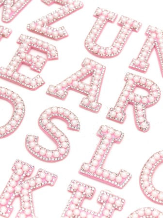 26 engelska bokstäver Pearl Rhinestone Patches för kläder A-Z Alphabet Pearl Rhinestones Applikation Sy på/limma på patchar DIY Namn