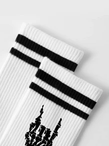 1 Pair Men/Unisex Crew Socks With Halloween Skeleton Hand Pattern, Soft Breathable Sports Socks Suitable For Students, Adults, Holiday Gift And Daily Wear, Fall