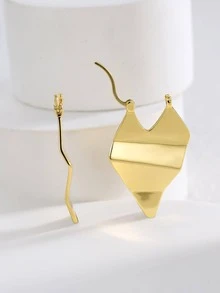 Charm-In 一对专为女性设计的高品质镀铜金耳环，具有几何切割和光滑的表面形状。