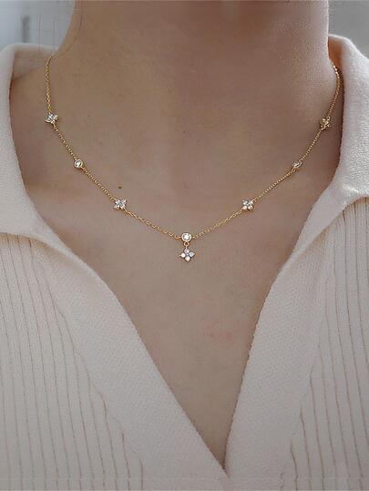 Collier de fleur à quatre feuilles de style froid et élégant, chaîne de col de haute qualité, style long, chaîne de cou élégante avec franges. Cadeau parfait pour la Saint-Valentin, Mère, Fête des Mères