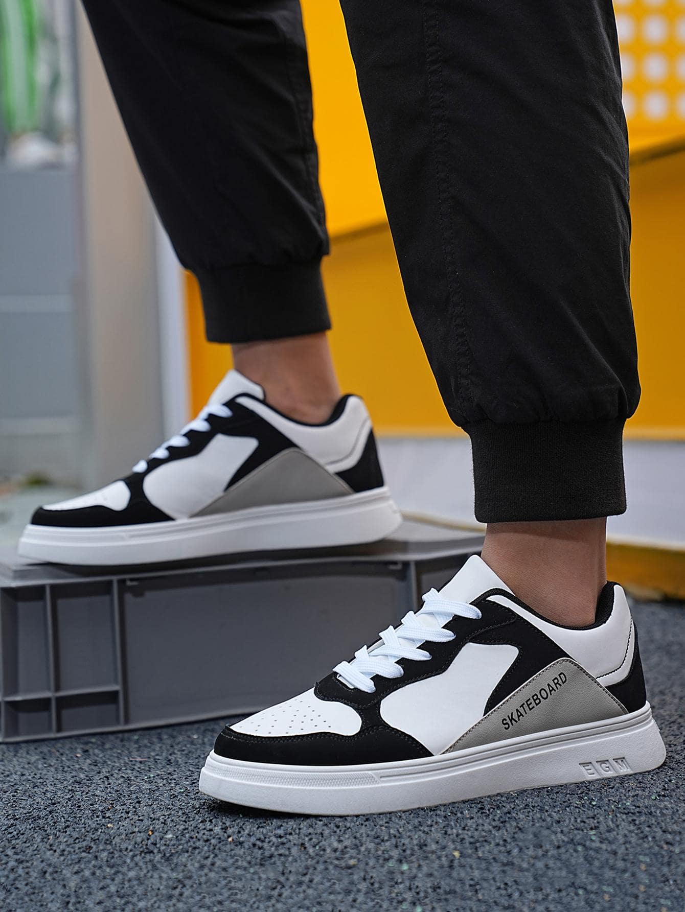 男士字母圖案撞色繫帶運動板鞋適合春天和夏天 - 彩色 - 查看 1