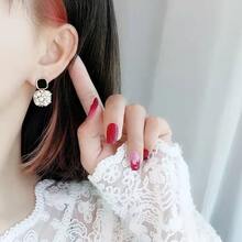 1對時尚假珍珠及方形裝飾夾式耳環,適用於女性日常裝扮 - 黑與白 - 查看 3