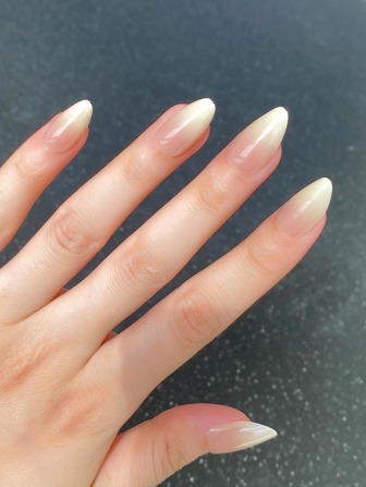 24 piezas de pegatinas de uñas cortas con forma de almendra en degradado nude brillante, 1 lima de uñas y 1 cinta de pegamento para uñas, conjunto para actualizar tu look instantáneamente