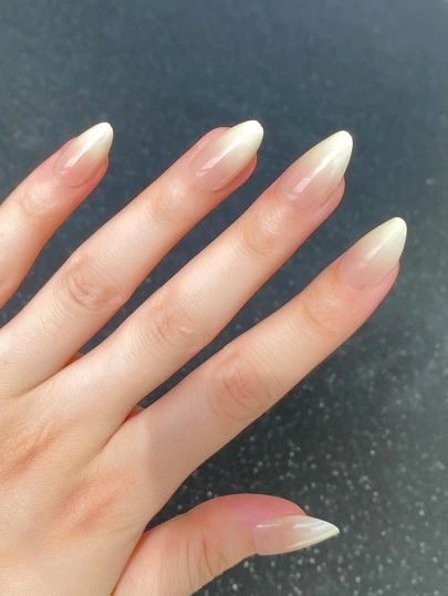 24片短款杏仁形裸色渐变亮面美甲贴纸，1把指甲锉和1卷美甲胶带套装，瞬间提升你的美甲造型！美甲用品