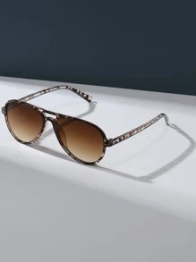 1 Cặp kính thời trang kiểu phi công bohemian gọng đồi mồi cổ điển, phù hợp để đeo hàng ngày, dự tiệc bãi biển hoặc các buổi tụ tập ở câu lạc bộ đêm, là phụ kiện lý tưởng cho bãi biển. Đây là sự kết hợp hoàn hảo với trang phục mùa thu/đông của nữ, trang phục công sở thường ngày, và cũng là một món quà tuyệt vời. Thiết kế họa tiết da báo tương phản tạo nên phong cách bohemian, lý tưởng cho kỳ nghỉ hè ở bãi biển, các hoạt động ngoài trời và du lịch. - Nhiều màu - Xem 2