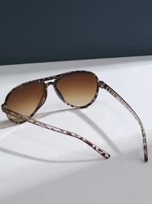 1 Cặp kính thời trang kiểu phi công bohemian gọng đồi mồi cổ điển, phù hợp để đeo hàng ngày, dự tiệc bãi biển hoặc các buổi tụ tập ở câu lạc bộ đêm, là phụ kiện lý tưởng cho bãi biển. Đây là sự kết hợp hoàn hảo với trang phục mùa thu/đông của nữ, trang phục công sở thường ngày, và cũng là một món quà tuyệt vời. Thiết kế họa tiết da báo tương phản tạo nên phong cách bohemian, lý tưởng cho kỳ nghỉ hè ở bãi biển, các hoạt động ngoài trời và du lịch. - Nhiều màu - Xem 4