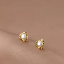 1對優雅的銀色三角形設計， 配有人造珍珠的925純銀耳針，適合女性在派對、婚禮等場合佩戴，作為新娘珠寶飾品 - 金色 - 查看 4