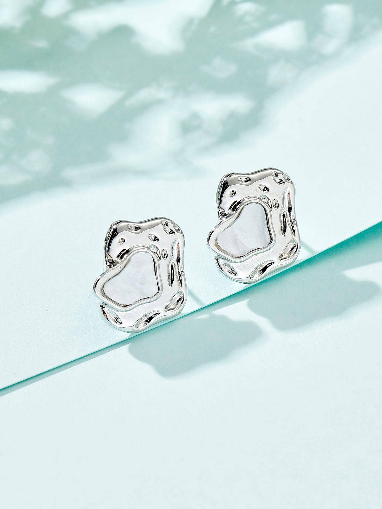 1 对时尚不对称几何设计耳钉，适合女士日常通勤 - 白色 - 查看 1