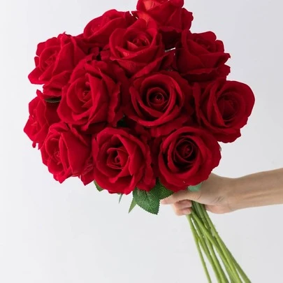 MEHELANY 5支/4支/1支红色玫瑰仿真新娘花束，逼真天鹅绒假花，花卉装饰，人造玫瑰，情人节礼物，婚礼派对，家居装饰，生日礼物，室内/室外装饰，花瓶填充物（注意：可能略有气味，请放置于窗边通风1-2天）生日，毕业典礼