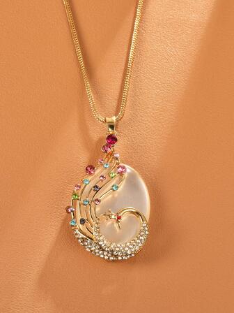 Collar con accesorio con diamante de imitación pavo real