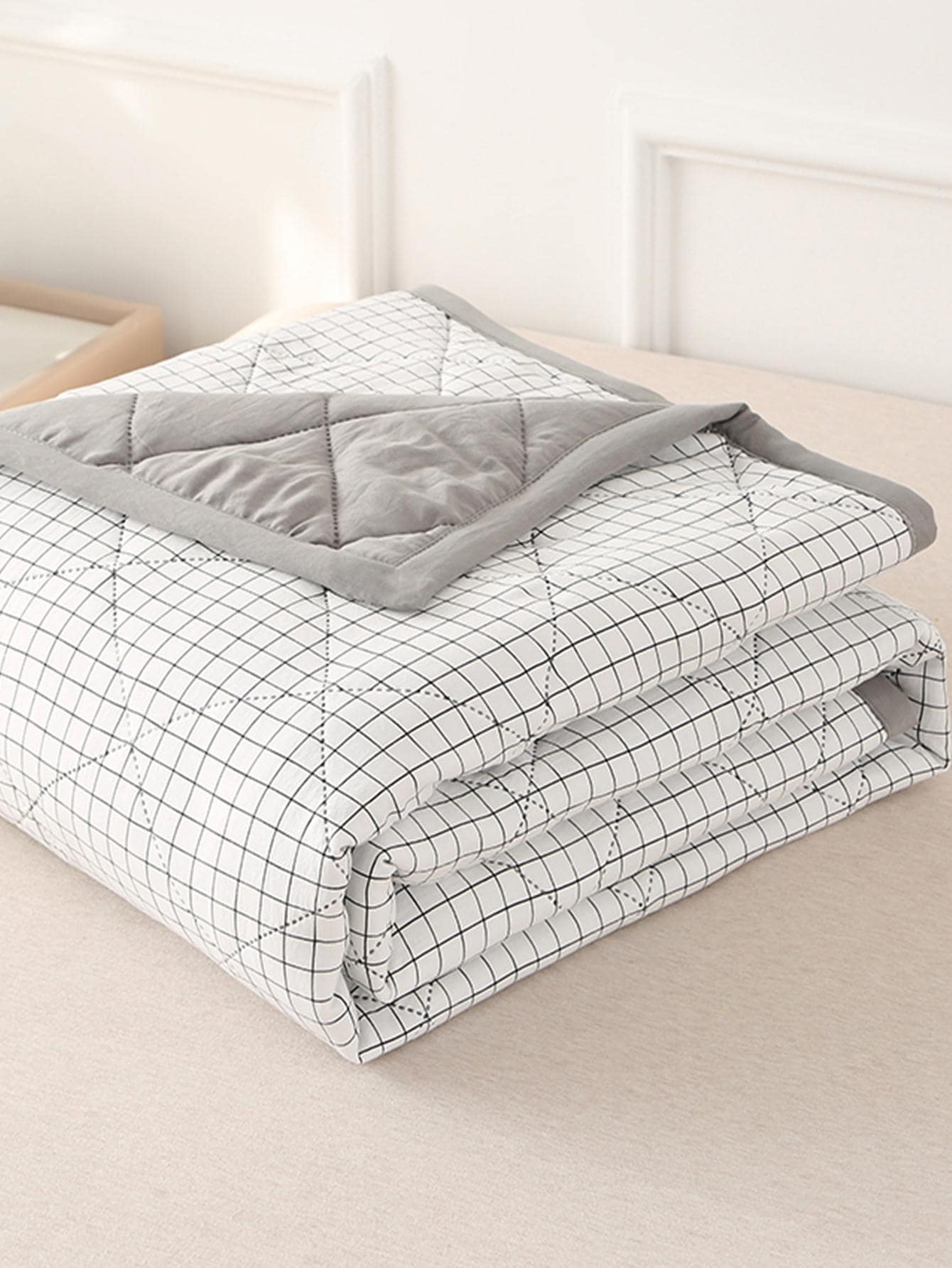 Skin-Friendly, Soft And Comfortable, One Piece Unbranded Style Multi-Colored Summer Quilt/Blanket/Lightweight Comforter Suitable For Family Bedroom, Living Room And Office - Multicolor - View 1