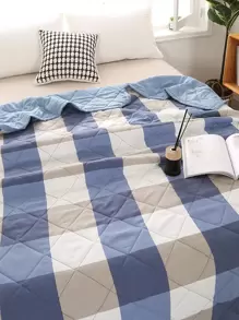 一件多色款式的親膚柔軟舒適極簡風格夏季被，適用於單人或雙人床上，四季薄被，適用於家庭臥室，客廳和辦公室。