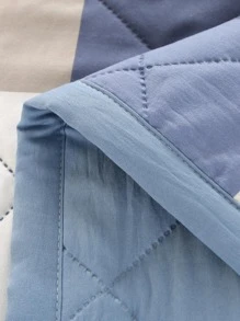 一件多色款式的親膚柔軟舒適極簡風格夏季被，適用於單人或雙人床上，四季薄被，適用於家庭臥室，客廳和辦公室。