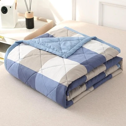 一件多色款式的親膚柔軟舒適極簡風格夏季被，適用於單人或雙人床上，四季薄被，適用於家庭臥室，客廳和辦公室。