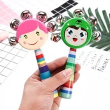 1入組隨機木製撥浪鼓，可愛卡通人物圖形鈴鐺裝飾兒童敲擊樂器 - 彩色 - 查看 3