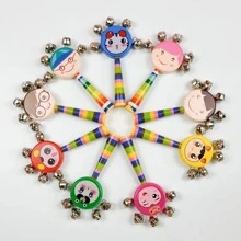 1入組隨機木製撥浪鼓，可愛卡通人物圖形鈴鐺裝飾兒童敲擊樂器 - 彩色 - 查看 1