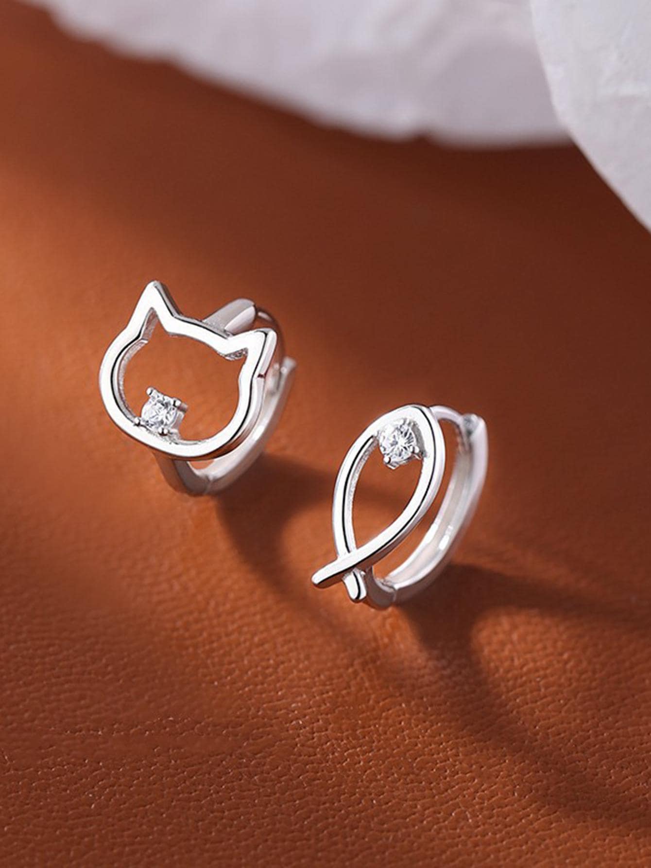 貓裝飾圓耳環 - 銀色 - 查看 1